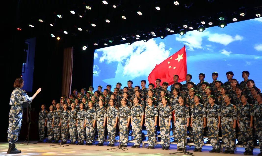 班主任把全班同学的名字编成成语书签